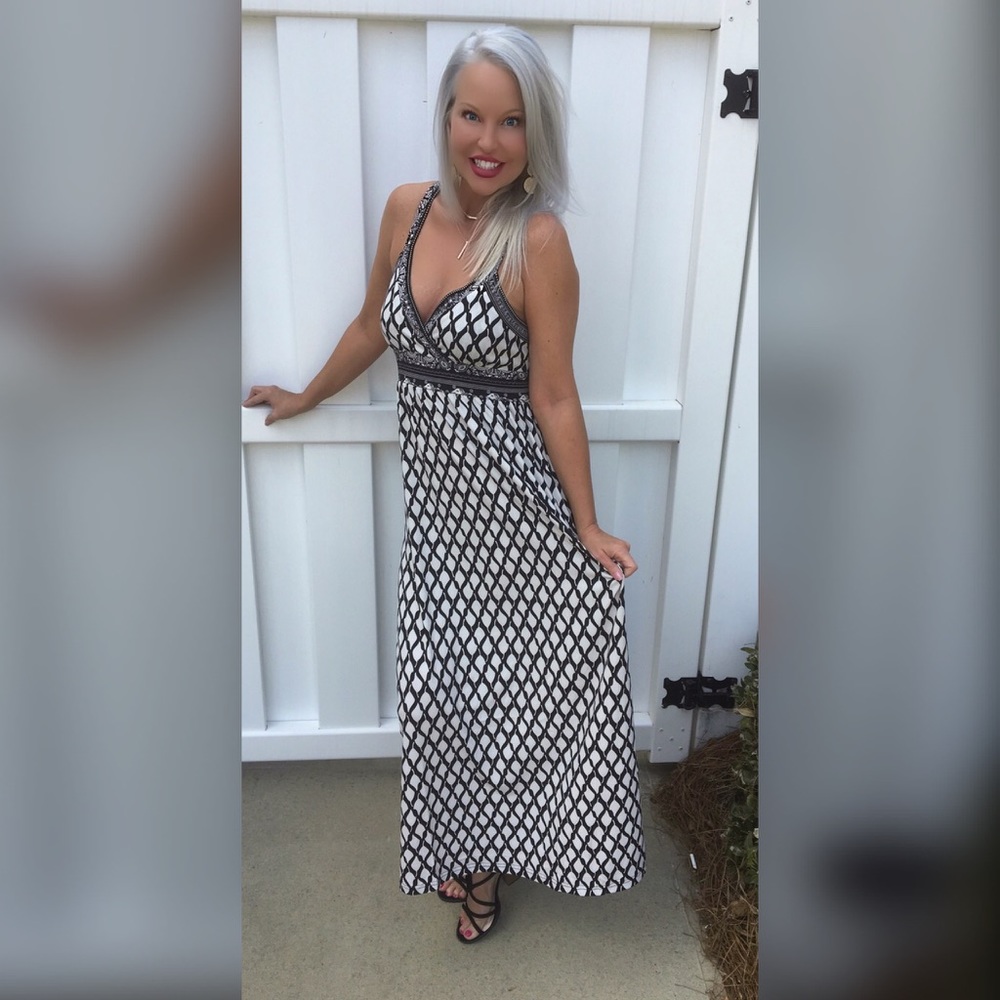 LAST 1! 💕FLATTERING Flattering Maxi Dress💕 - Picture 2 of 3